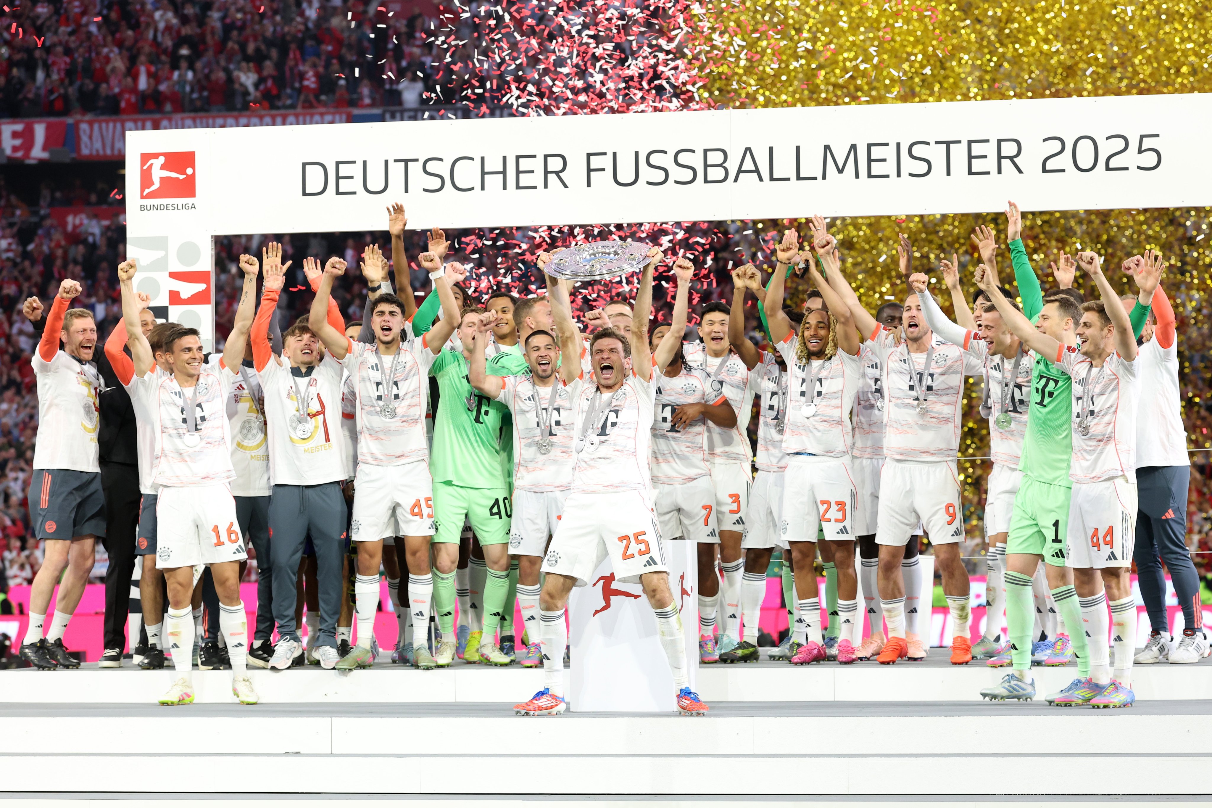 Album ảnh lễ trao chức vô địch của Bayern Munich: Muller tạm biệt người hâm mộ quê nhà với nụ cười; Kane cuối cùng cũng cầm được chiếc cúp vô địch đầu tiên