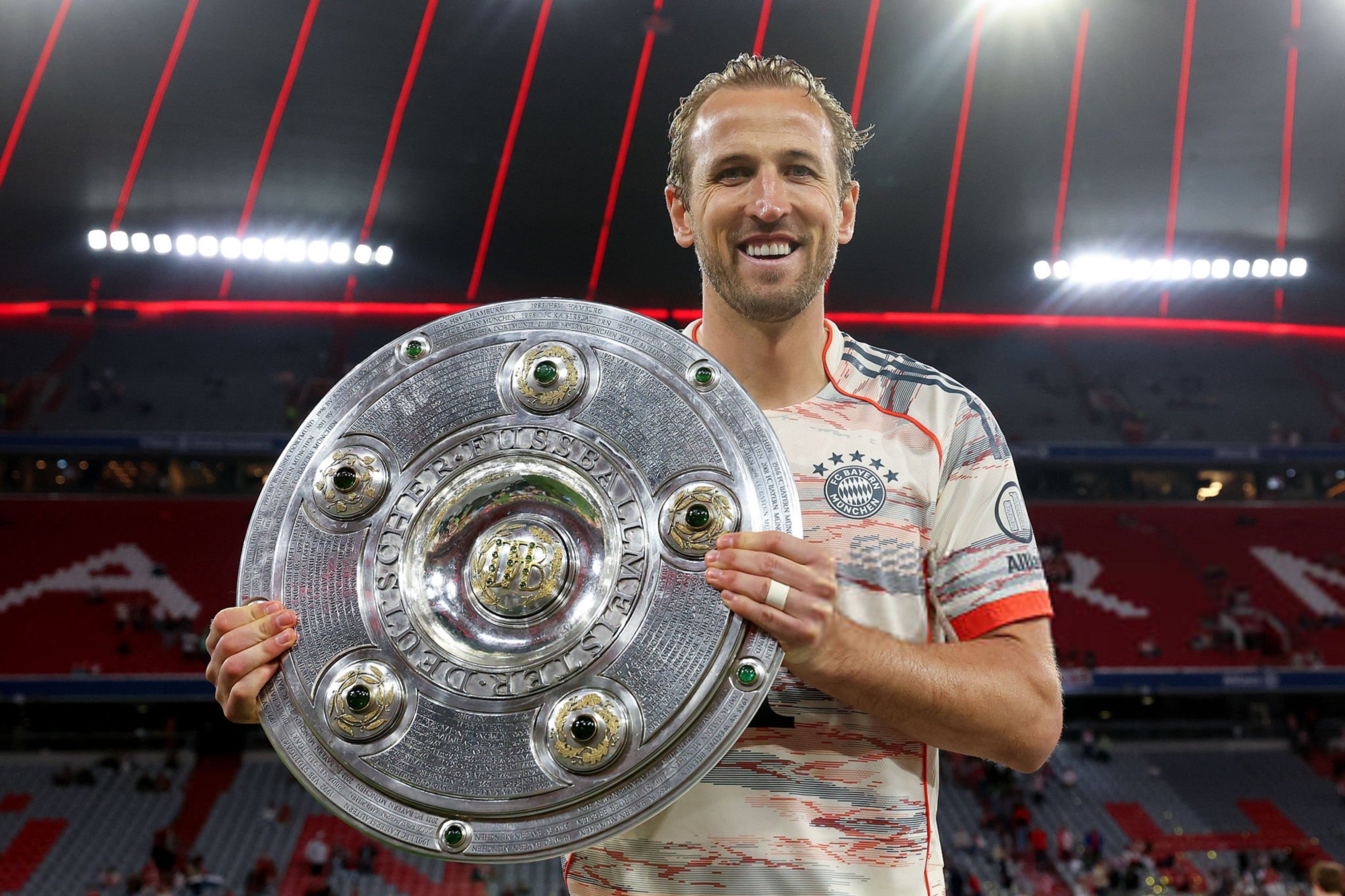 Album ảnh lễ trao chức vô địch của Bayern Munich: Muller tạm biệt người hâm mộ quê nhà với nụ cười; Kane cuối cùng cũng cầm được chiếc cúp vô địch đầu tiên