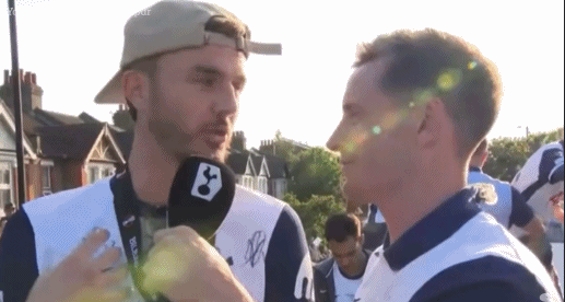 The Sun: Tottenham ăn mừng chức vô địch Europa League, Maddison suýt ngã khỏi mái nhà
