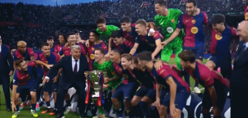 Khoảnh khắc đăng quang! Ter Stegen nâng cao chiếc cúp La Liga thay mặt cho đội Barcelona sau trận đấu