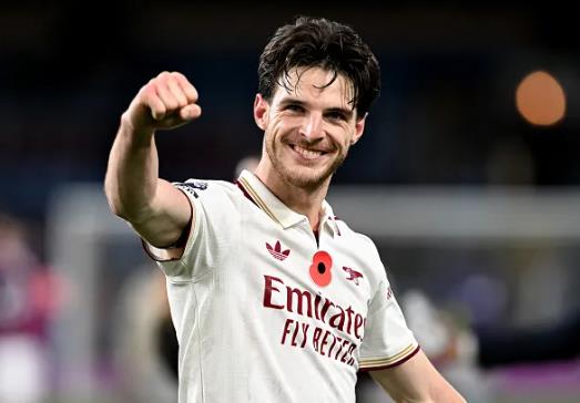 Declan Rice dang choi cuc tot trong mau ao Arsenal.